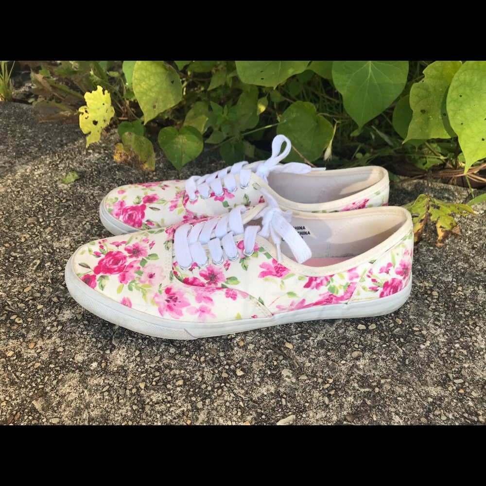 Forever 21 size 8 floral sneaker 🌸